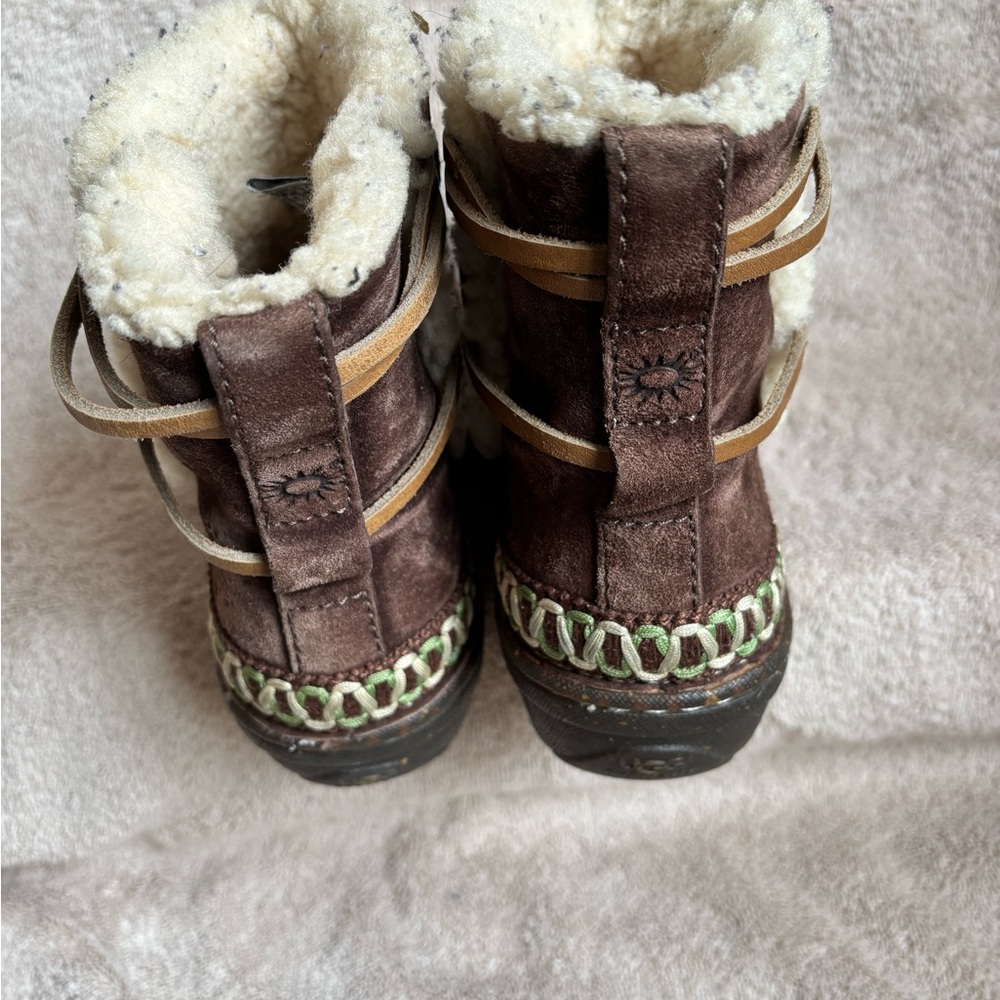UGG “Cove” Brown Ankle Boots - Picture 4 of 9